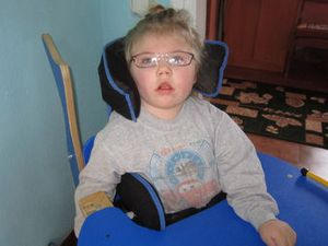 Война усложнила и без того нелегкую жизнь ребенка-инвалида из Марьинки