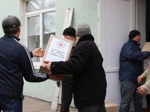 Сотрудники Международного Красного Креста доставили гуманитарную помощь в Красногоровку