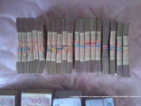 В Марьинском районе обнаружена многомиллионная сумма контрабандных денег