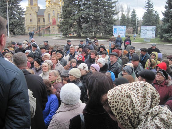 На встрече местных властей с жителями Марьинки решалась дальнейшая судьба разрушенного города