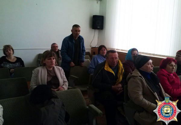 На сходе граждан в Курахово обсуждали обстановку а зоне АТО и благоустройство города