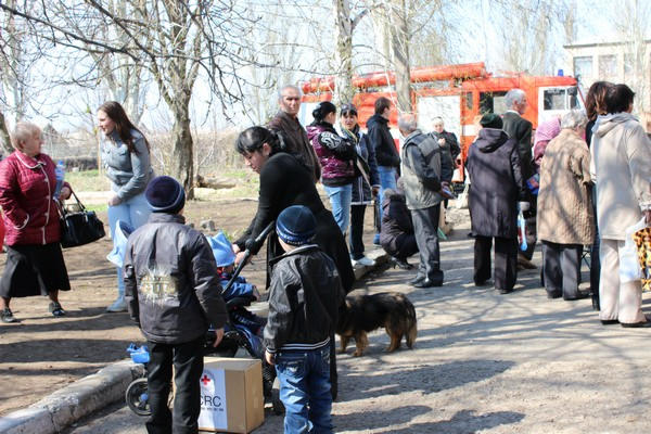 Красный Крест доставил продукты и гигиенические наборы для переселенцев из Марьинки и Красногоровки