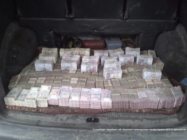 В Марьинском районе обнаружена многомиллионная сумма контрабандных денег