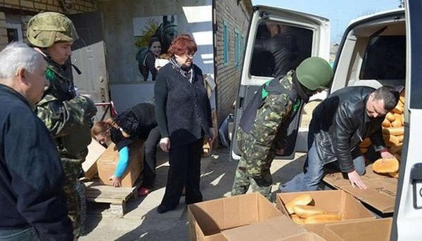 Украинские военные доставили гуманитарную помощь для жителей прифронтовой Красногоровки