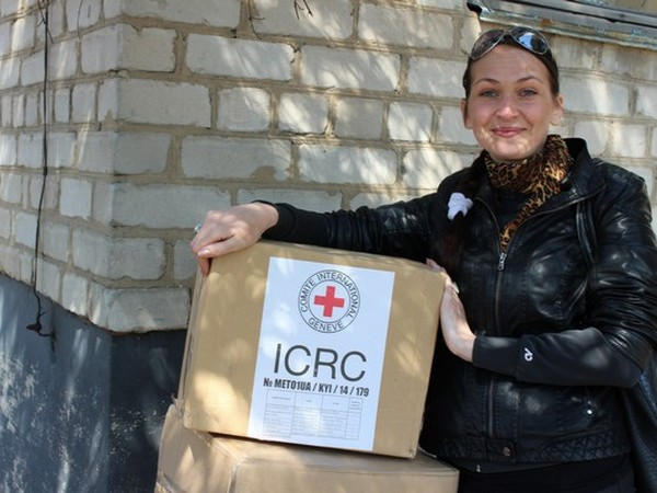 Красный Крест доставил продукты и гигиенические наборы для переселенцев из Марьинки и Красногоровки