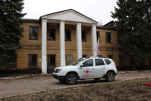 Сотрудники Международного Красного Креста доставили гуманитарную помощь в Красногоровку