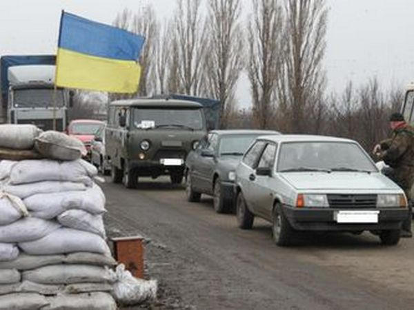 На пропускном пункте в Марьинском районе образовалась огромная очередь автомобилей, желающих выехать из Донецка