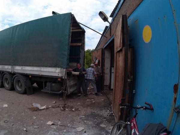 В прифронтовую Марьинку прибыла гуманитарная помощь: продукты, одежда, мебель и строительные материалы