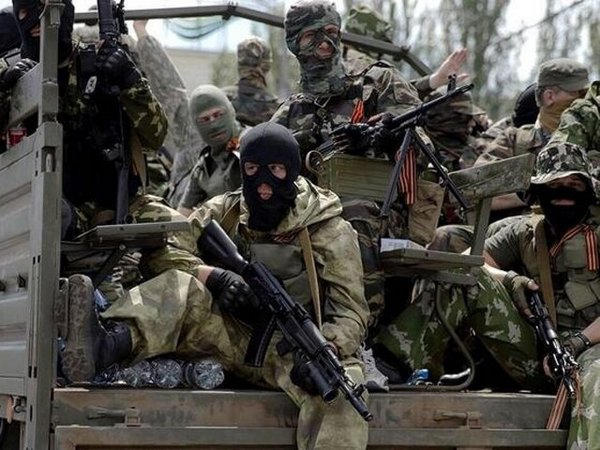 Боевики ДНР в полном обмундировании ждут приказа атаковать Марьинский район