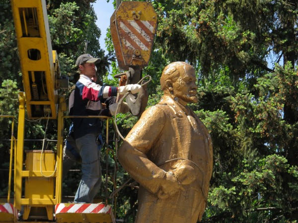 Под скандирование «Слава Украине» в Курахово демонтировали памятник Ленину