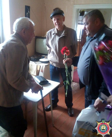 Ветеранам Марьинки и Красногоровки вручили подарки ко Дню Победы