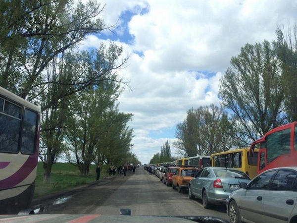 В районе Марьинки снова огромные очереди из желающих покинуть Донецк