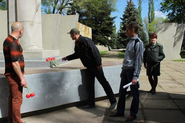Накануне Дня Победы осужденные провели субботник в Курахово и почтили память погибших