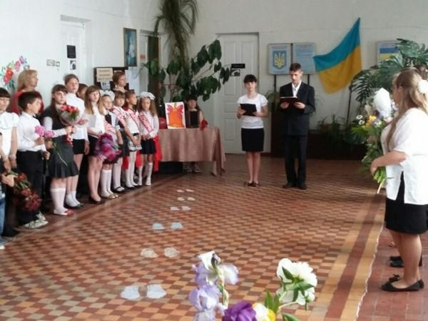 Школьники из прифронтовой Красногоровки получили подарки от народного депутата