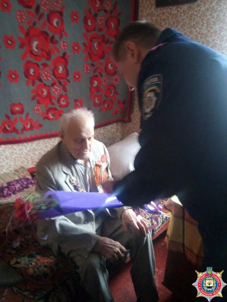 Ветеранам Марьинки и Красногоровки вручили подарки ко Дню Победы