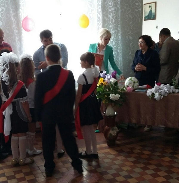 Школьники из прифронтовой Красногоровки получили подарки от народного депутата