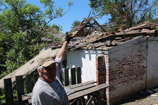 Жители Марьинки подсчитывают разрушения после атаки боевиков