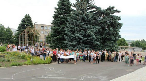 Жители прифронтовой Марьинки попытались обратить на себя внимание общественности