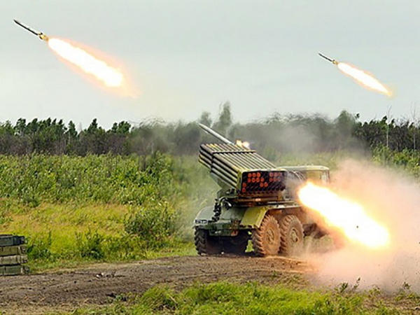 Боевики с применением “Града” и артиллерии атакуют Марьинку и Красногоровку