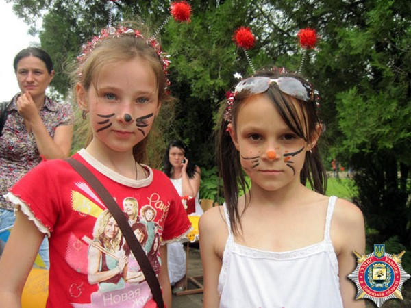 Милиция подарила детям из Красногоровки сладкие подарки