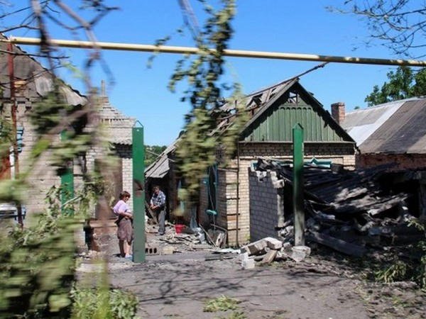 Жители Марьинки подсчитывают разрушения после атаки боевиков
