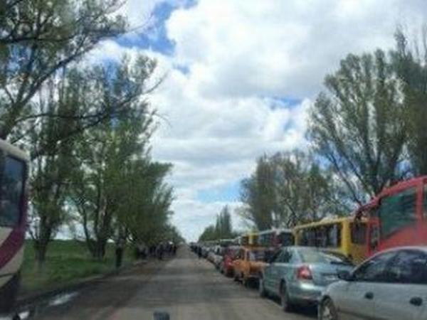 На пропускном пункте “Георгиевка” снова огромные очереди: жители покидают Донецк