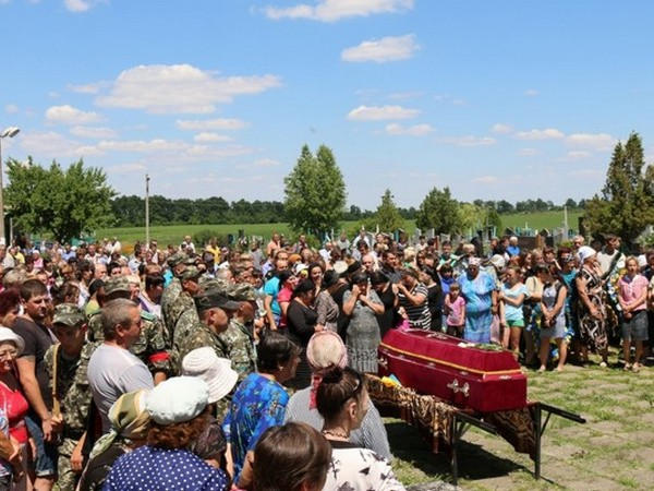 Военного, погибшего в Красногоровке, провожали в последний путь тысячи людей