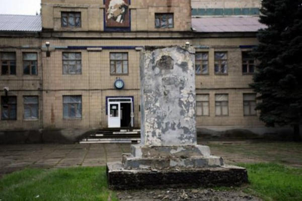 В Марьинке и Красногоровке демонтировали памятники Ленину