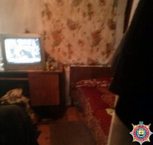 В Марьинском районе уголовники чуть не зарезали женщину из-за продуктов