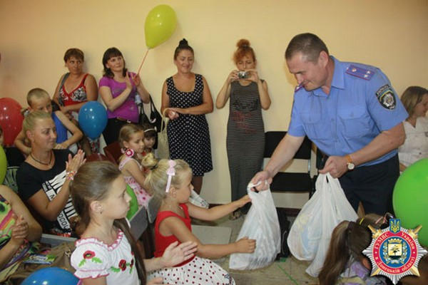 Детям прифронтовой Марьинки устроили праздник под грохот артиллерии