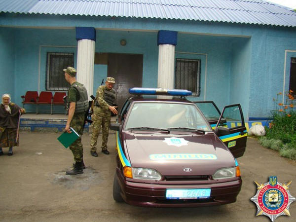 Милиция помогает жителям прифронтовой Марьинки пережить трудности войны