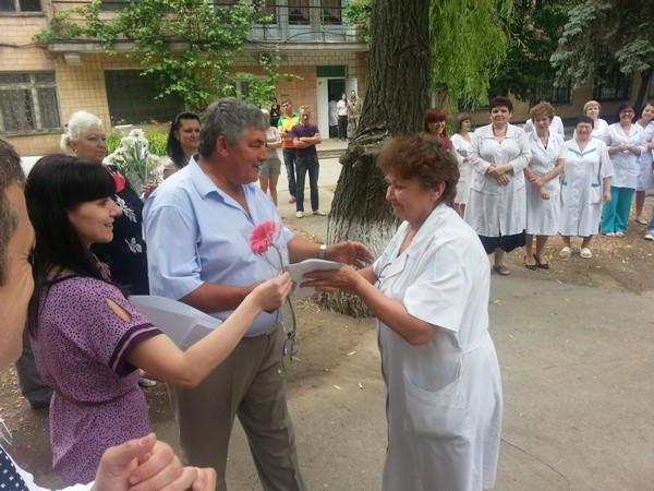 Медиков Марьинского района поздравили с профессиональным праздником