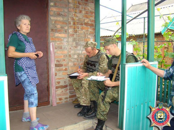 Милиция помогает жителям прифронтовой Марьинки пережить трудности войны