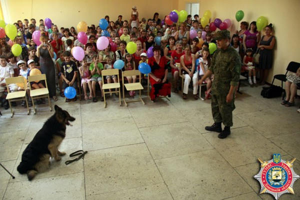 Детям прифронтовой Марьинки устроили праздник под грохот артиллерии