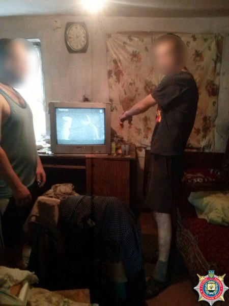 В Марьинском районе уголовники чуть не зарезали женщину из-за продуктов
