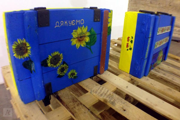Киевские дети переделали ящики из-под боеприпасов, чтобы помочь жителям прифронтовой Марьинки