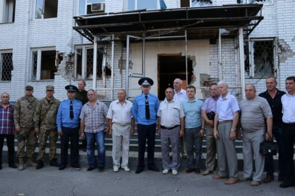 В Марьинке возле разрушенного здания милиции почтили память погибших правоохранителей