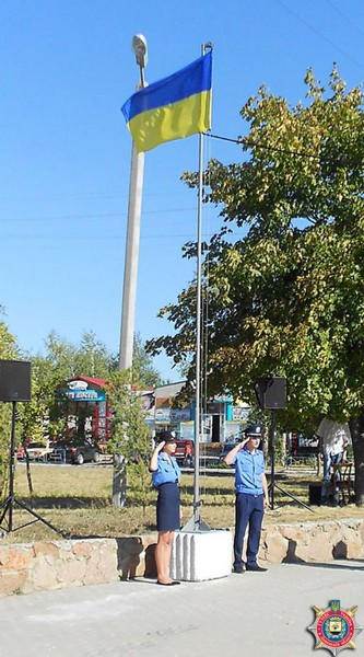В Угледаре правоохранители торжественно подняли флаг Украины