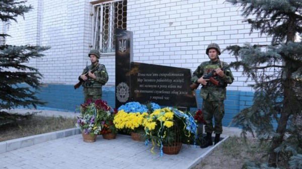 В Марьинке возле разрушенного здания милиции почтили память погибших правоохранителей