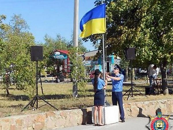 В Угледаре правоохранители торжественно подняли флаг Украины