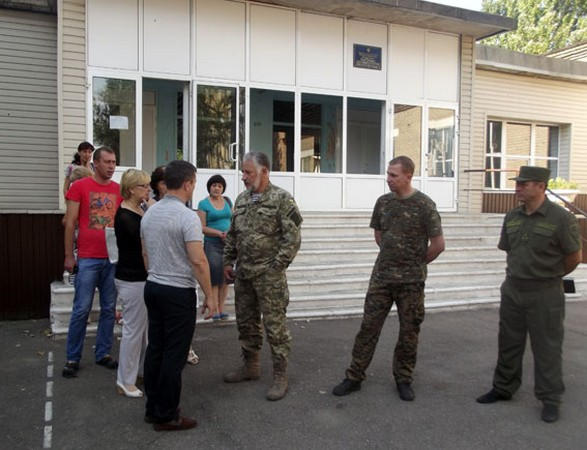 Губернатор Донецкой области посетил прифронтовую Марьинку