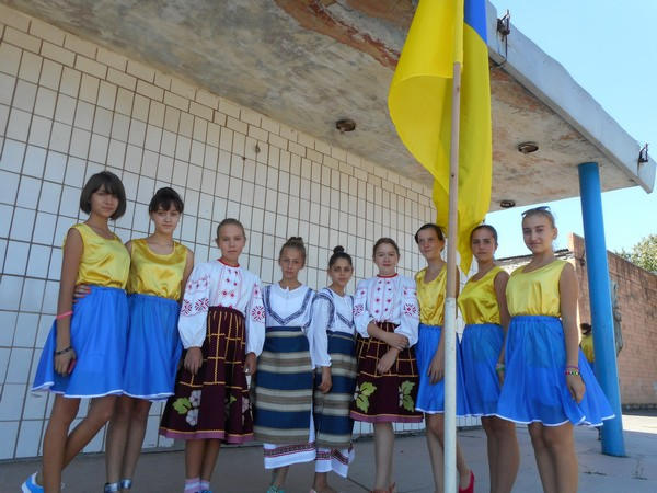 Как в прифронтовом Марьинском районе праздновали День Флага Украины