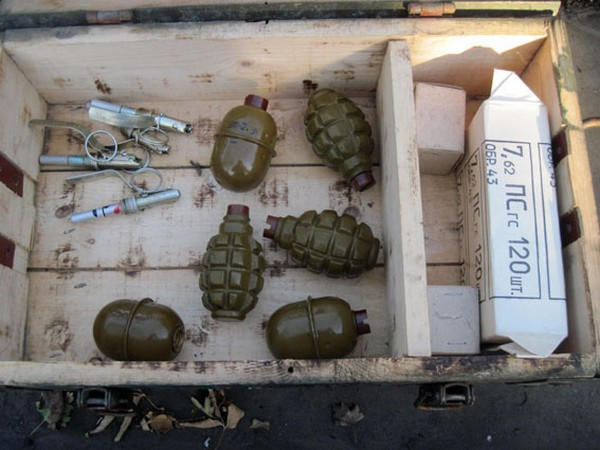 В Марьинском районе в заброшенном доме обнаружен схрон с боеприпасами