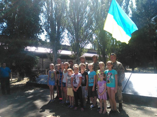 Как в прифронтовом Марьинском районе праздновали День Флага Украины