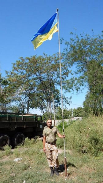 Кто украсил прифронтовую Красногоровку украинскими флагами