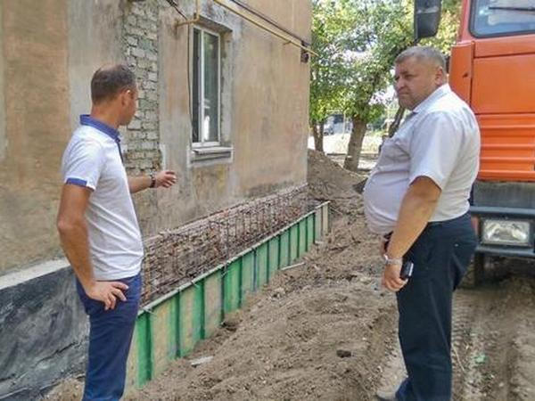 В Курахово набирает темп ремонт жилого фонда