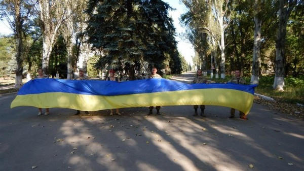Кто украсил прифронтовую Красногоровку украинскими флагами
