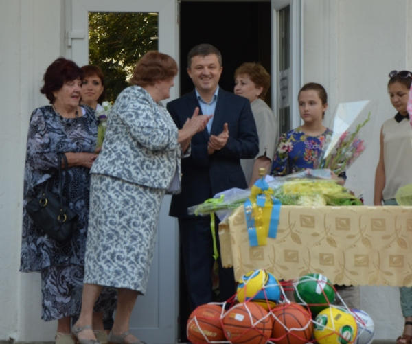 Учеников Кураховской школы с 1 сентября поздравлял глава Марьинского района