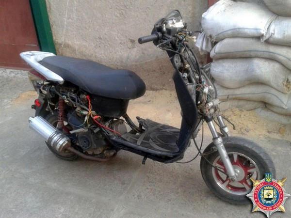 17-летний уголовник украл скутер у жительницы Курахово