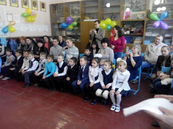 В Курахово детей-переселенцев из Марьинки торжественно посвятили в первоклассники